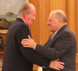 Su Majestad el Rey saluda al secretario general Iberoamericano, Enrique V. Iglesias, momentos antes de la audiencia